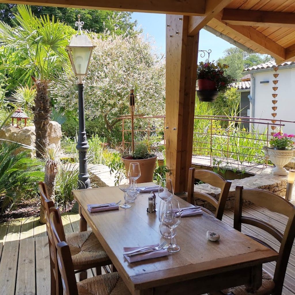 Terrasse du restaurant Le Canard sous l'Olivier à Ussel - Bonnes Tables du Lot