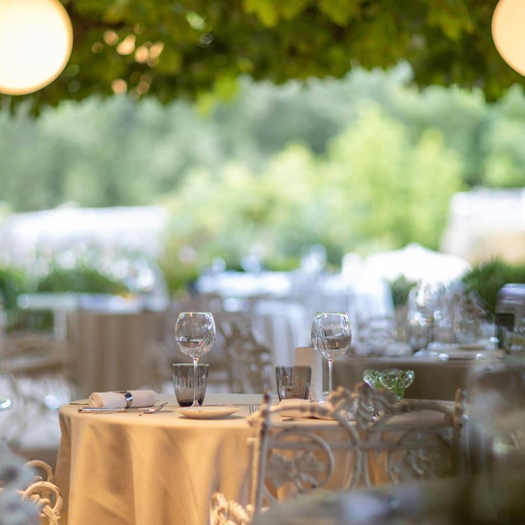 Terrasse du restaurant Le Pont de l'Ouysse à Lacave - Bonnes Tables du Lot