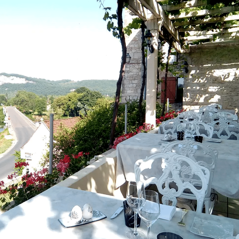 Terrasse du restaurant La Terrasse à Meyronne - Bonnes Tables du Lot